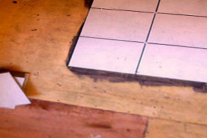 плитка на деревянном полу