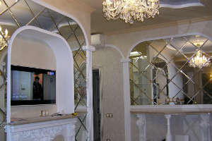 зеркальная плитка в интерьере гостиной
